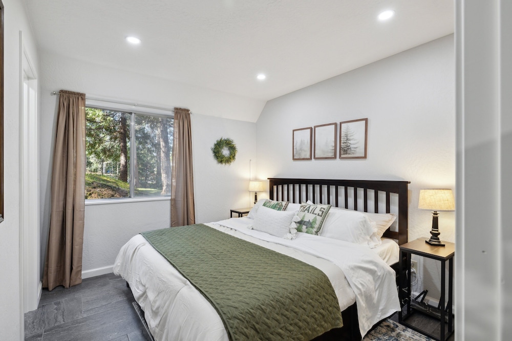 Whispering Pines Retreat 5 Bedroom Home by Yosemite Region Resorts