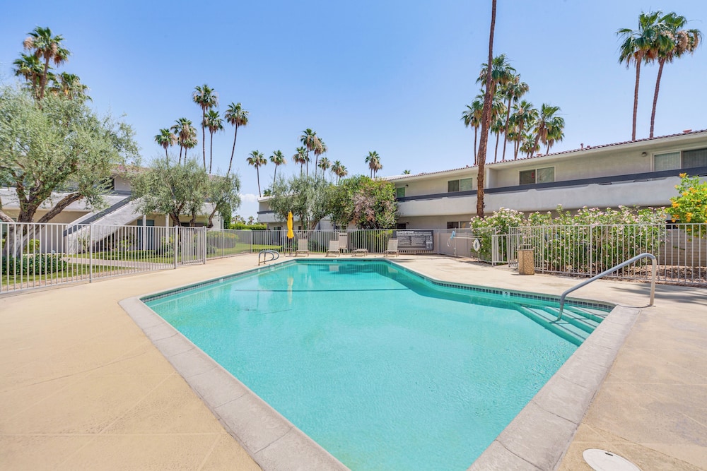 2 Mi to Downtown: Gated Condo in Palm Springs
