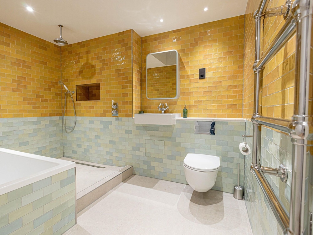 Three Bedroom Near Brick Lane by Belvilla