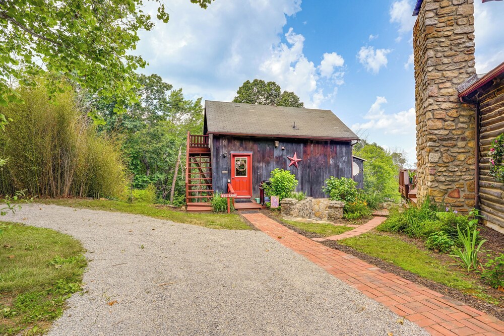 Cozy Luray Cabin w/ Views: Near Hiking Trails!