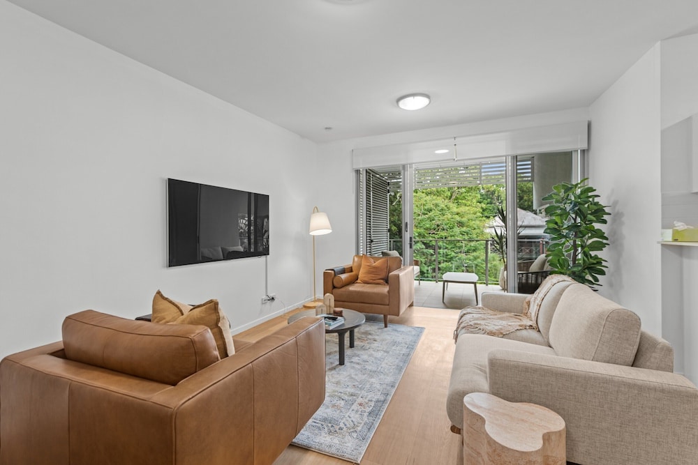 2-bed Getaway With Shared Pool & BBQ Access
