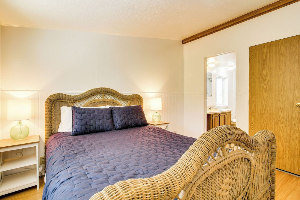 Quiet Lakefront Retreat < 2 Mi to Heceta Beach!