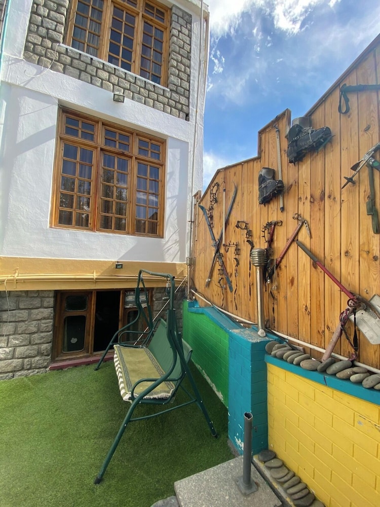 Nezer Hostel & Roof Top Cafe