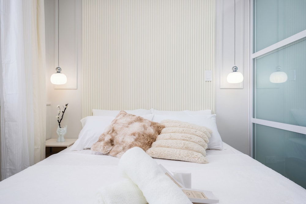 Chic Studio With Balcony & City View Near Airport