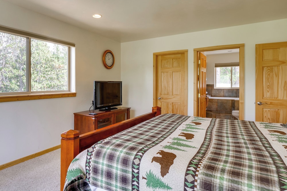 Hot Tub + Game Room: Fairplay Cabin Near Hiking