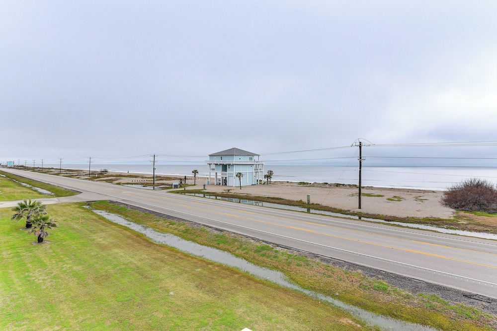 Walk to Beach: Home w/ Hot Tub & Deck in Gilchrist