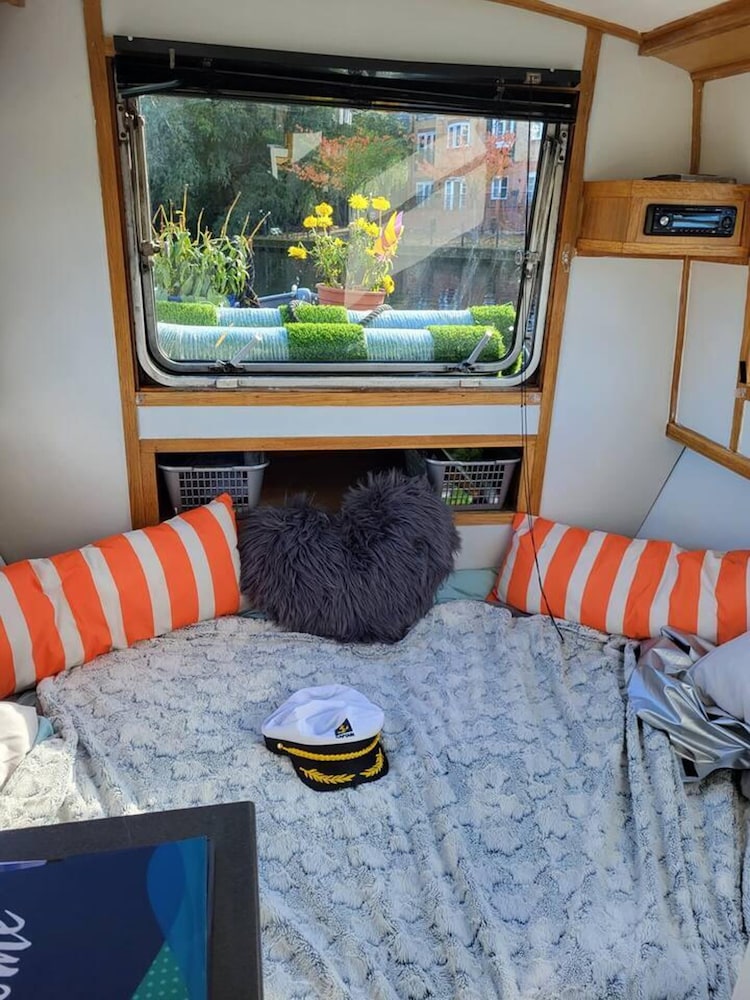 Charming Baby Narrowboat Apsley Marina view 3