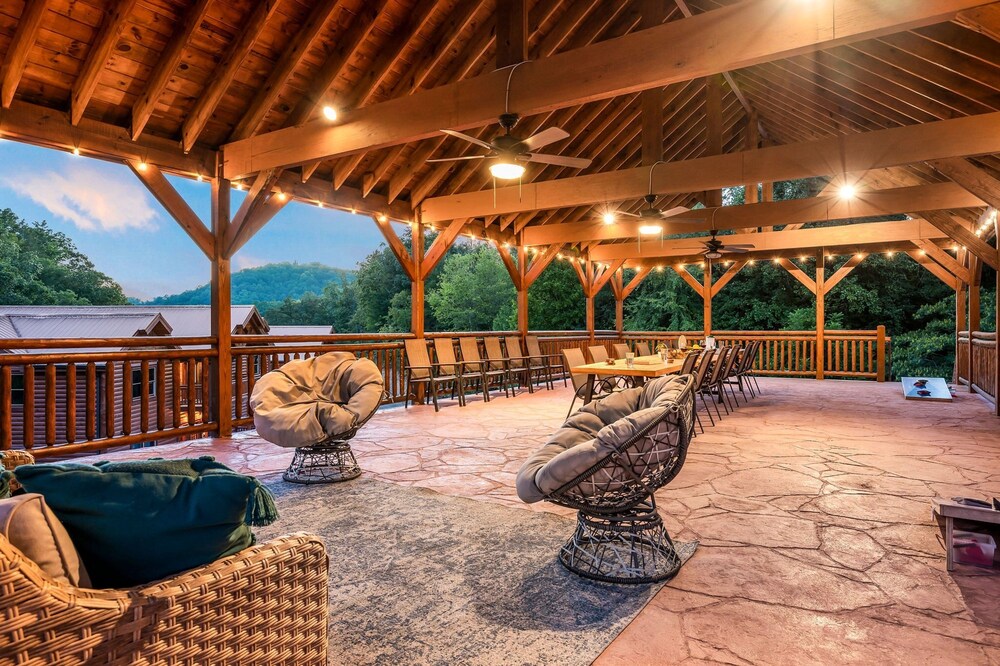 Smokey s Paradise by Avantstay Sleeps 22 Pool