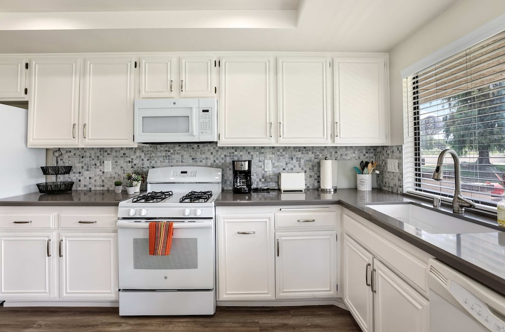 Spacious Single-story Condo With Golf Course Views
