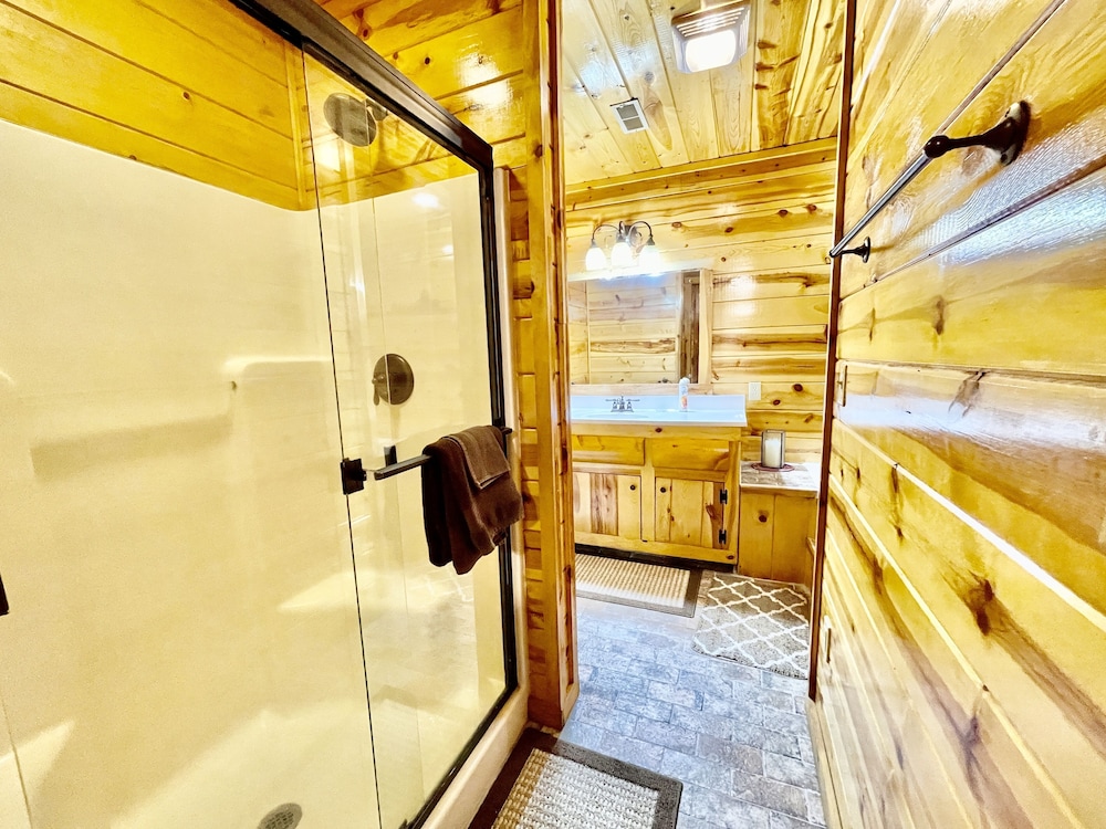 Little Sugar Camp 3 Bedroom Cabin by RedAwning