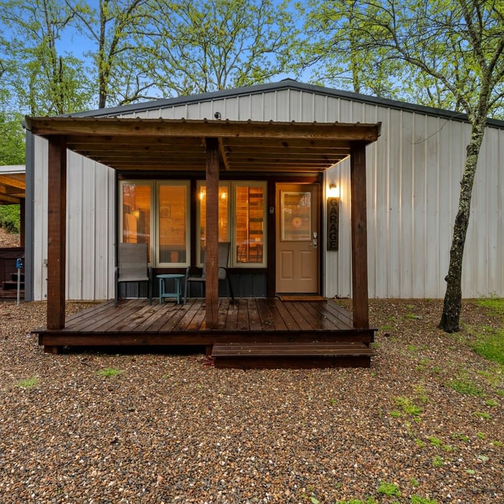 Hotel Modern Cabin in Broken Bow w Hot Tub Firepit - Image 1