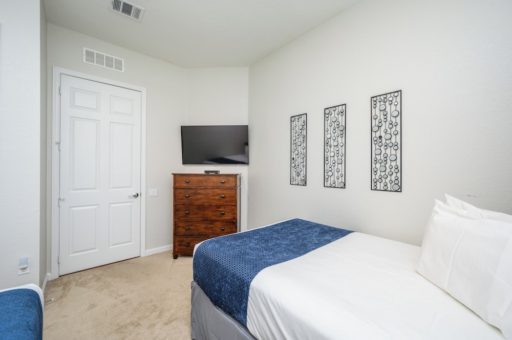 Penthouse Vacation Condo, Near the Parks - 2015