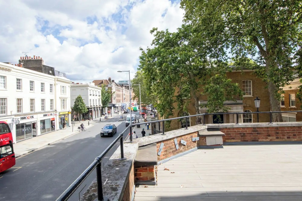 Sleek & Stylish 1BD Flat w/ Balcony - Kings Road