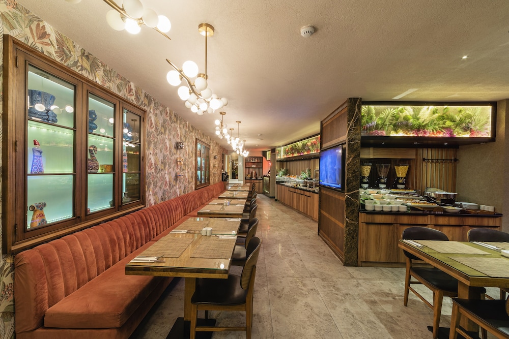 Ayramin Deluxe Hotel - Image 17