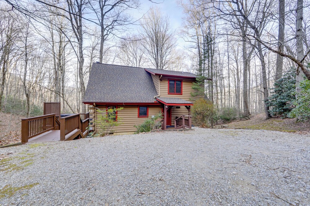 Creek On-site! Cabin 7 Mi to Cataloochee Ski Area
