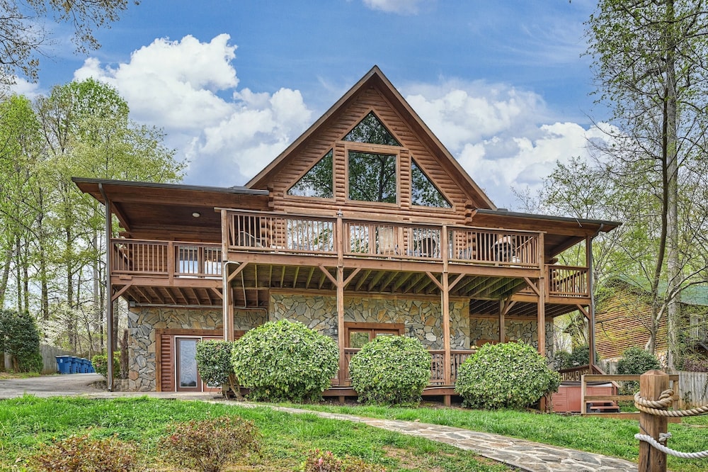 Lakeside Lodge by Avantstay Hot Tub Dock