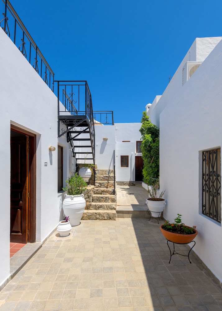 Maris Lindos, Suites and Apartments