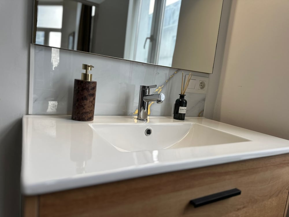 Stylish 1BR plus LR Apt Ghent Castle