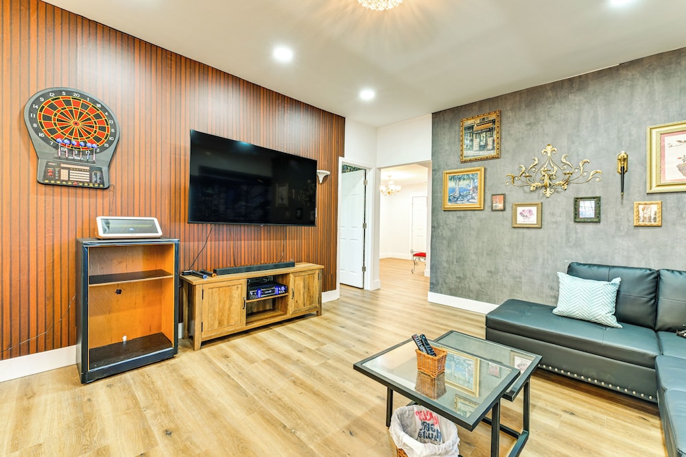 Weekend Getaway in Cornelius: Walk to Dining!