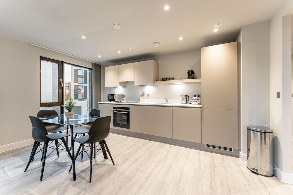 Luxury 2-bedroom Apartment in St Martin s Place BMH