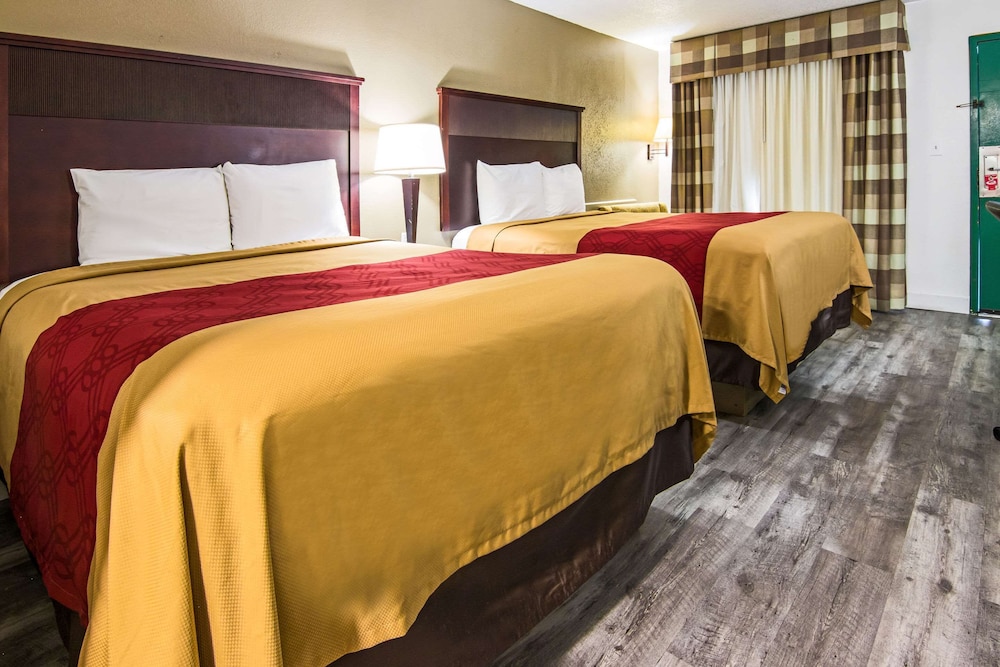 Macon Vacations - Econo Lodge Inn Suites - Property Image 13