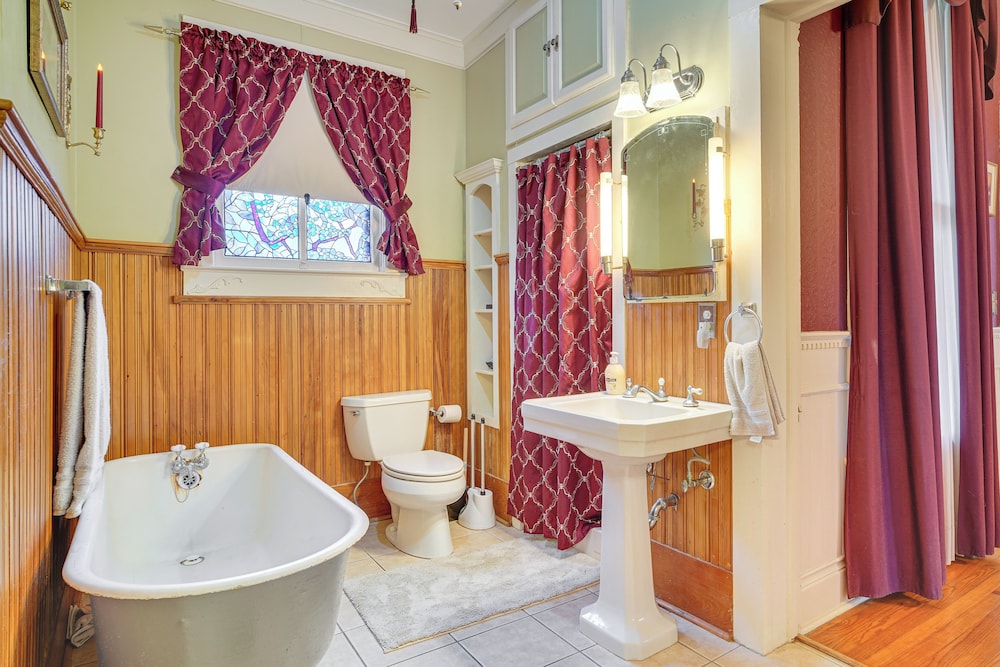 Historic Home w/ Wraparound Porch: Walkable Area!