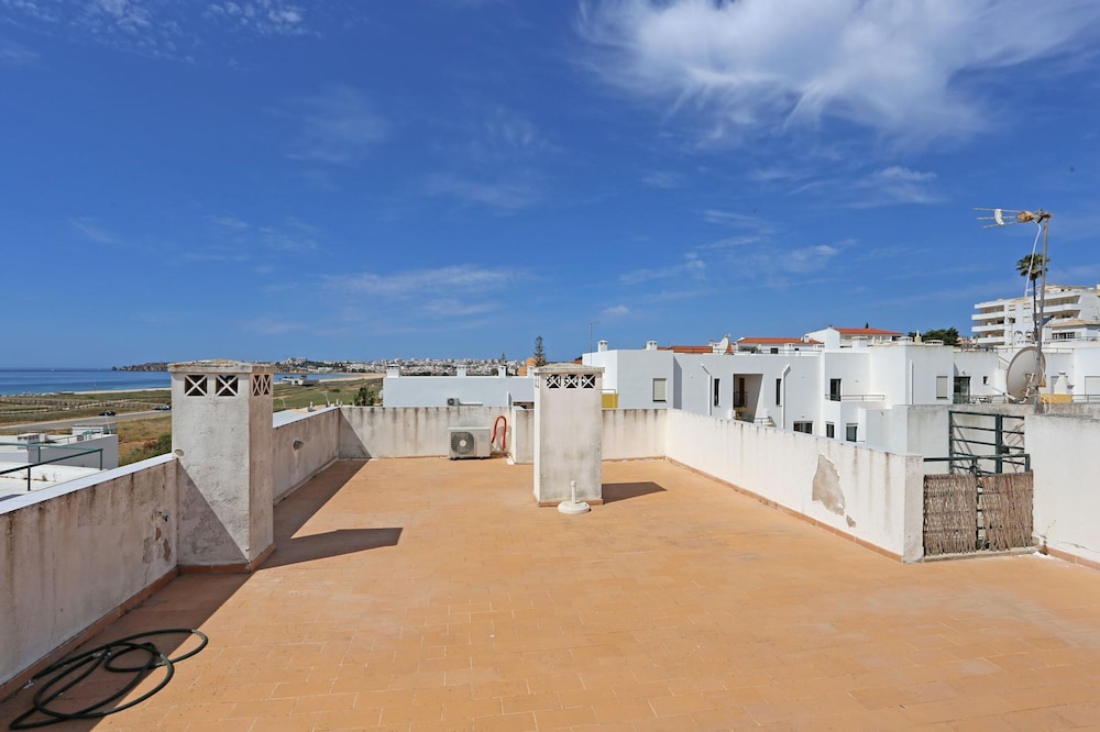 B16 - Sandy Pine Beachfront Flat in Lagos