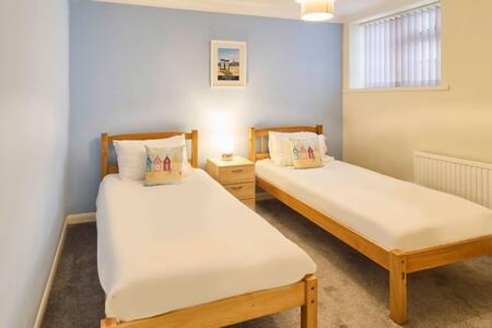 Host Stay Cobb Court view 5