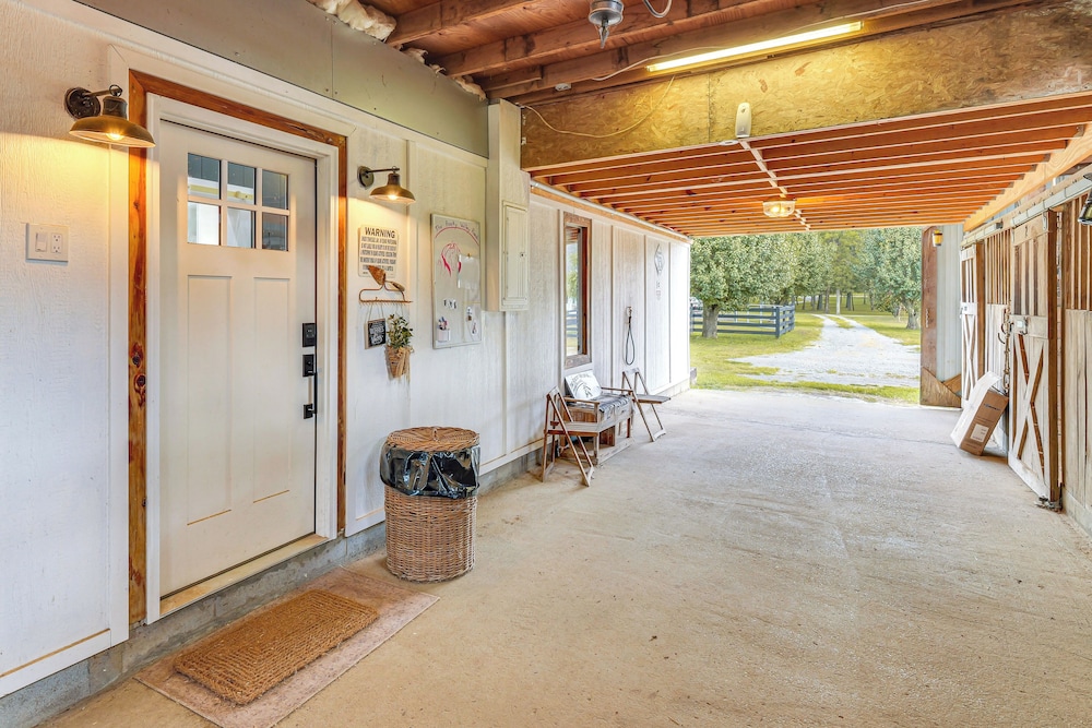 Luxe Stable Suite: Farm Stay in Lebanon!