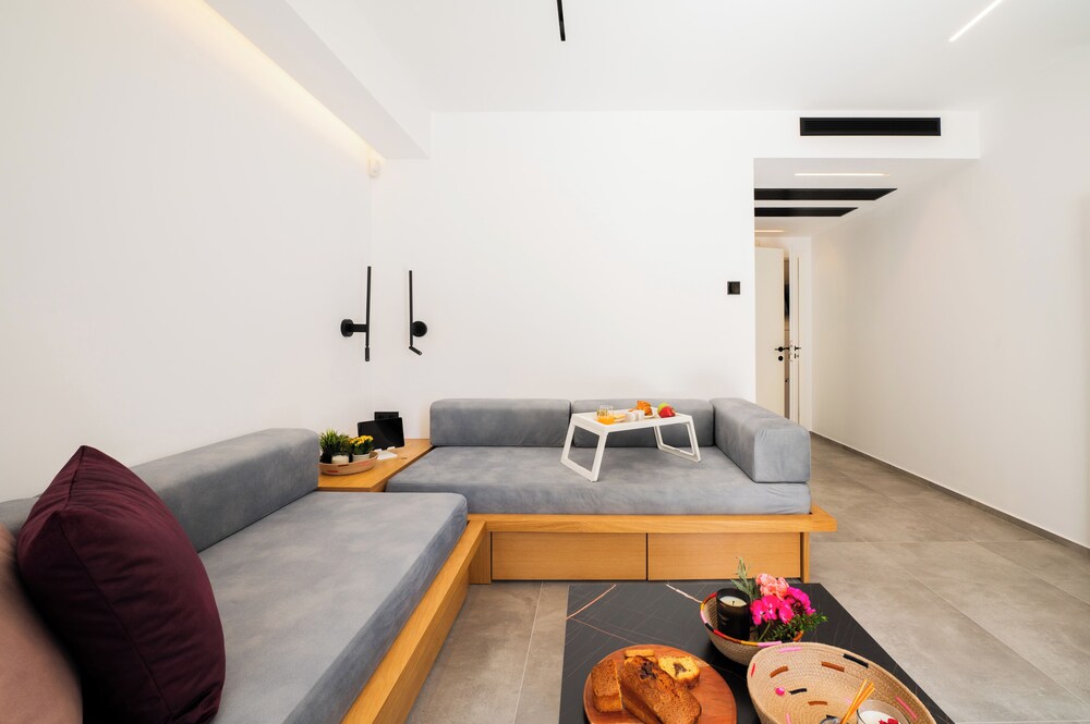 Cardamilia Suites