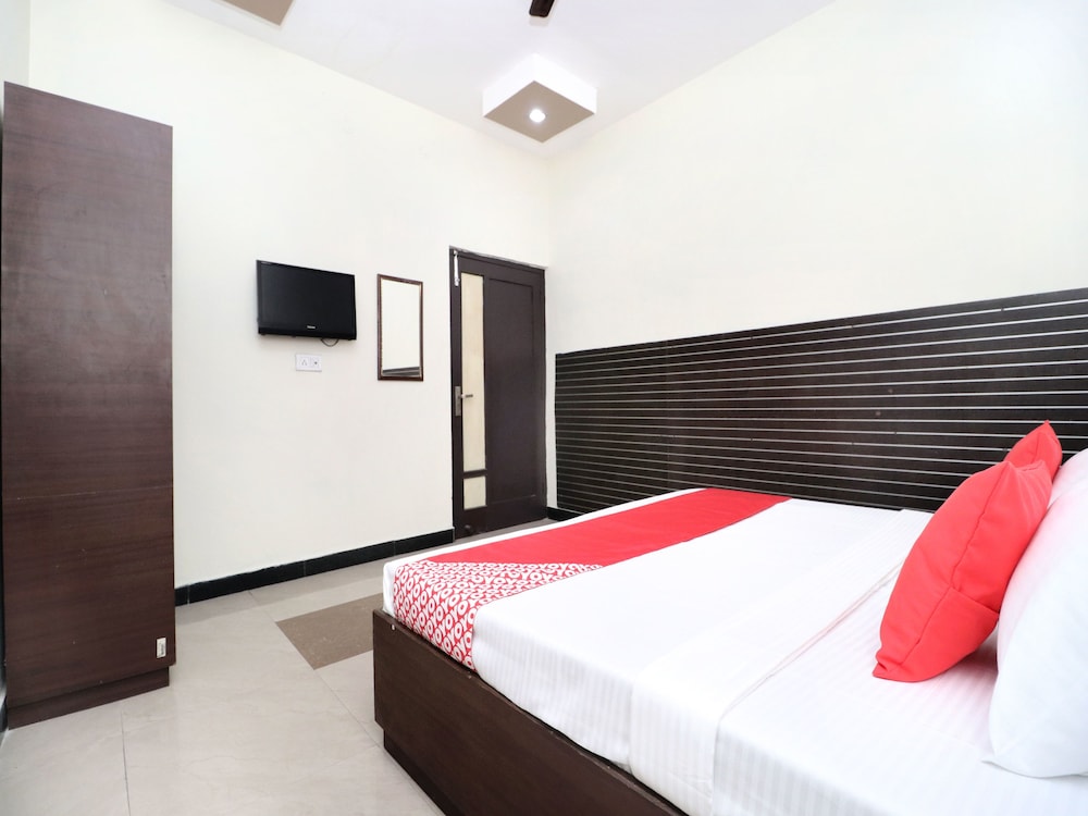 OYO 14860 Hotel Silver Star