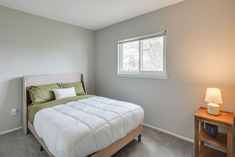 3 Mi to Dtwn Royal Oak: Getaway w/ Fenced Yard!