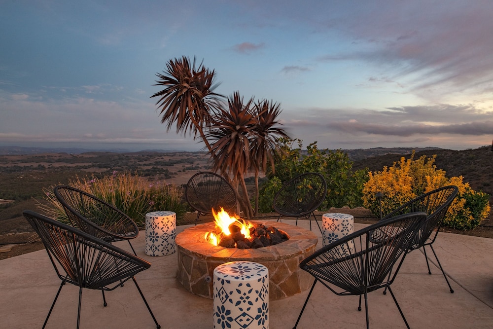 Colina by Avantstay Secluded Mountain Top Oasis w Pool Hot Tub Putting Green