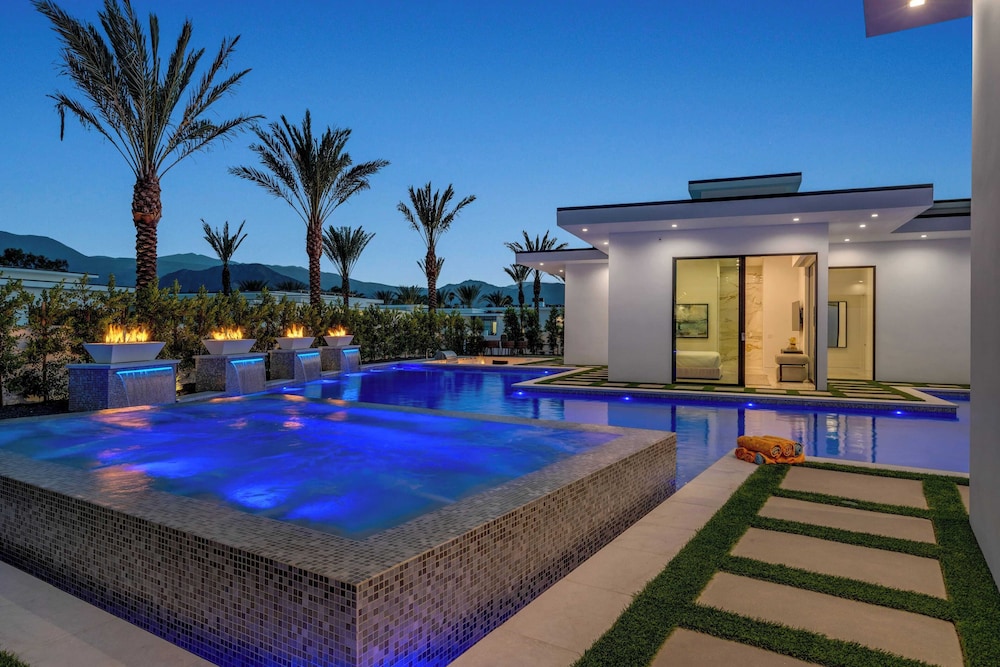 Luxury Retreat Pool, Putting Green + Pickleball Sleeps 17 Bravo Villa 8 by Avantstay