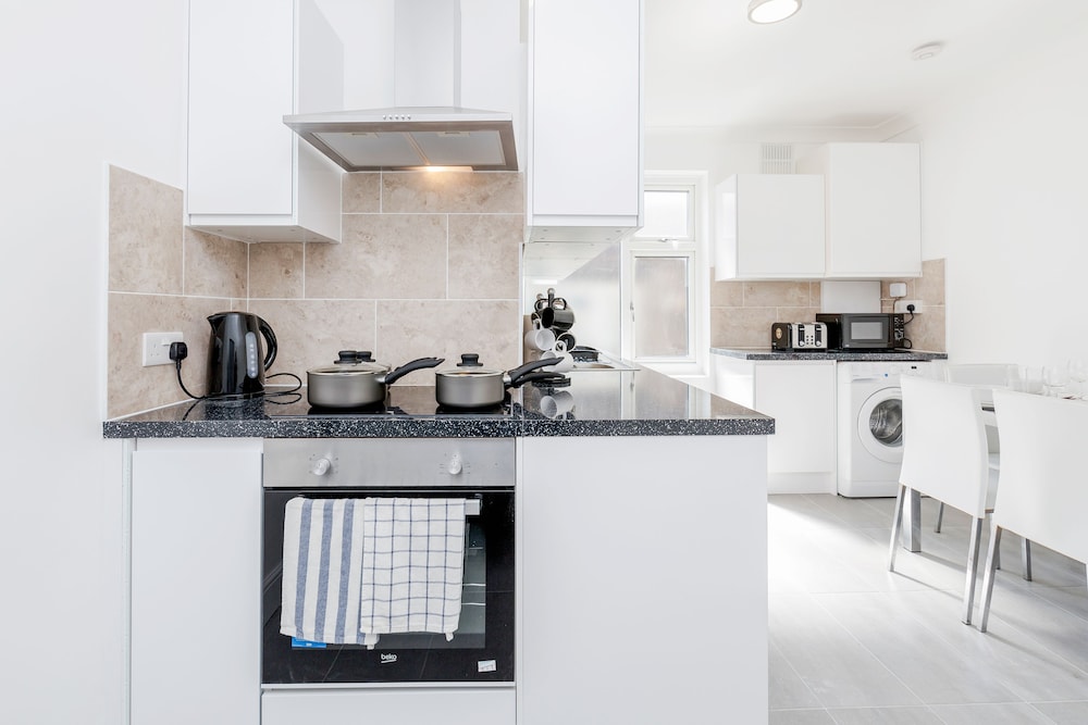 Charming 3-bed Apartment in Romford view 5