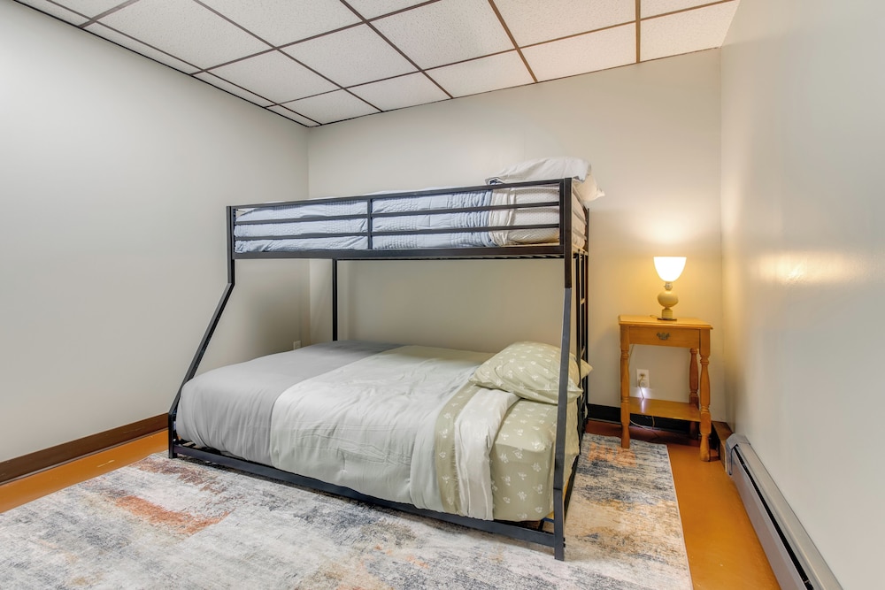 9 Mi to Downtown Rushville: Cozy Getaway w/ Grill