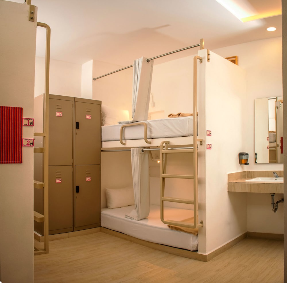 Nomads Party Hotel & Hostel