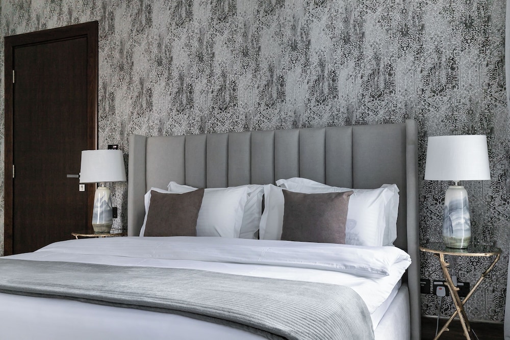 SIMPLY COMFORT Urban Chic Suites in J One Tower City & Canal Views