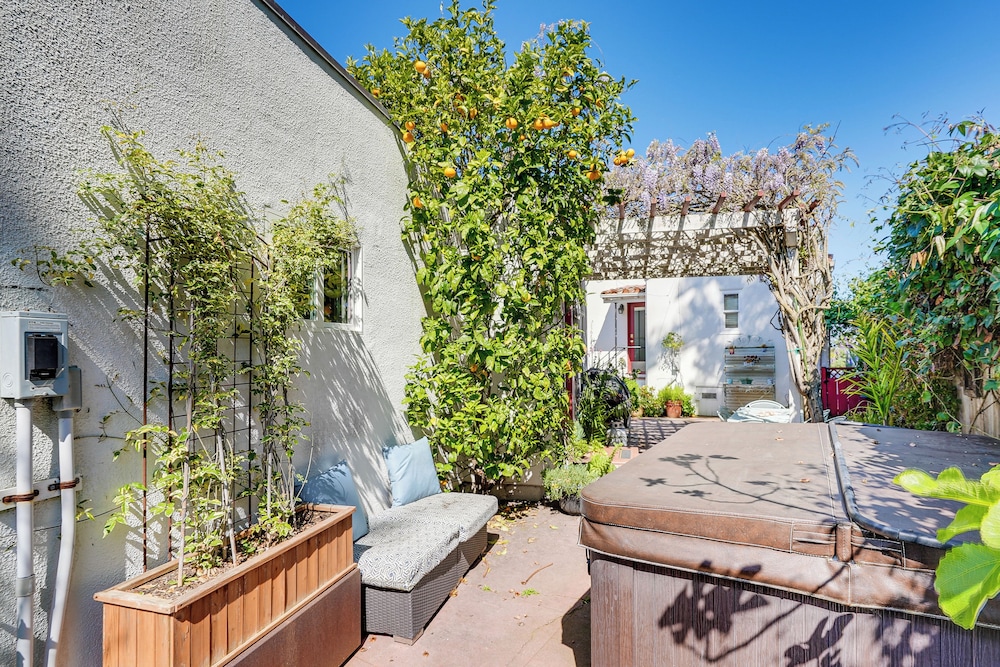 Charming Santa Cruz Studio w/ Private Hot Tub