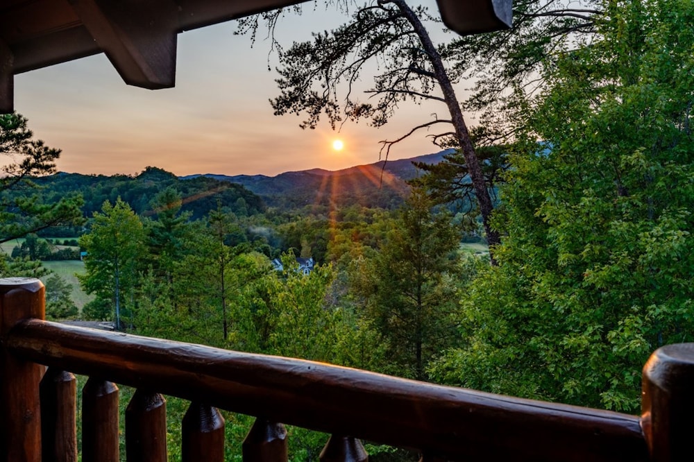 Amazing Views w Gameroom Hot Tub Pool