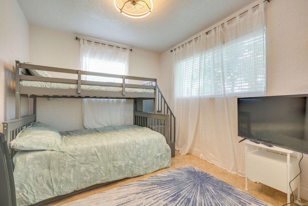 2 Mi to Hard Rock Stadium: Home w/ Spacious Yard