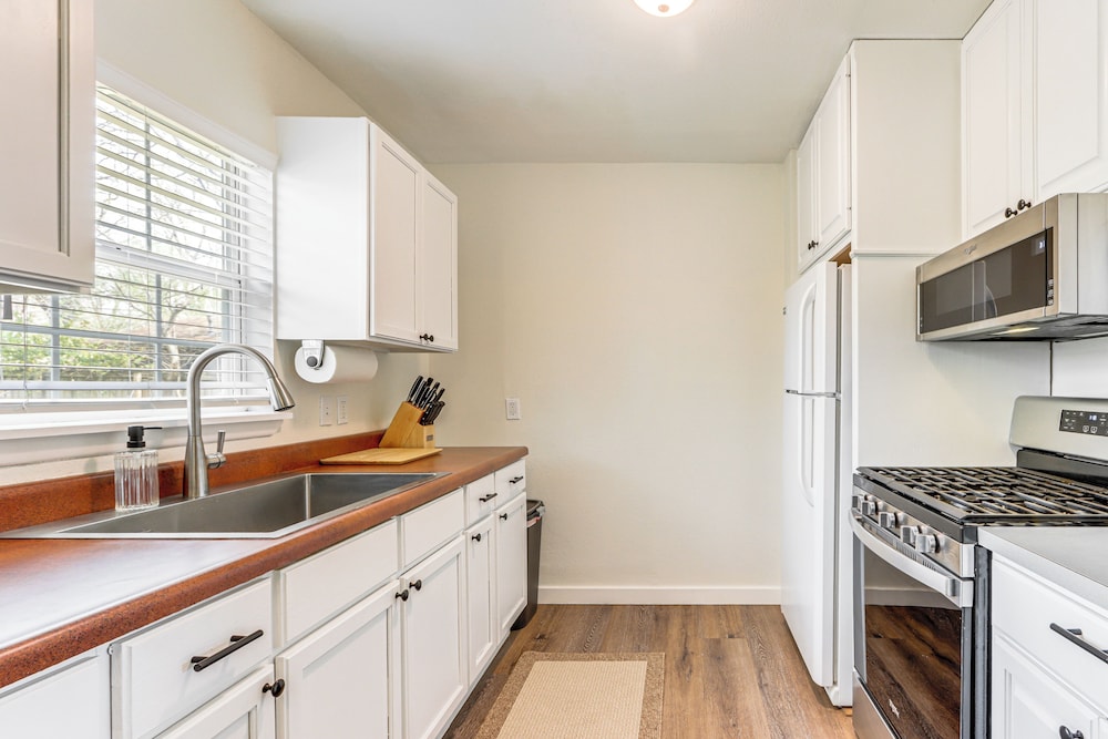 4 Mi to Dtwn: Dog-friendly Fayetteville Home