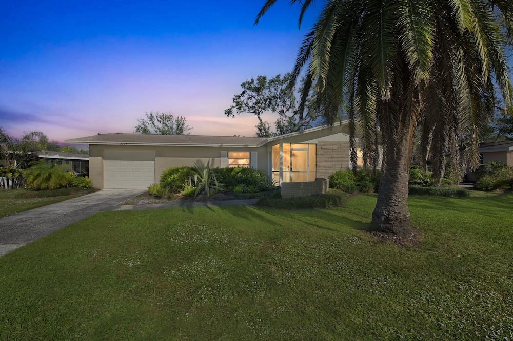 Beautiful Pool Home Near Siesta Key Beach 2 Bedroom Home