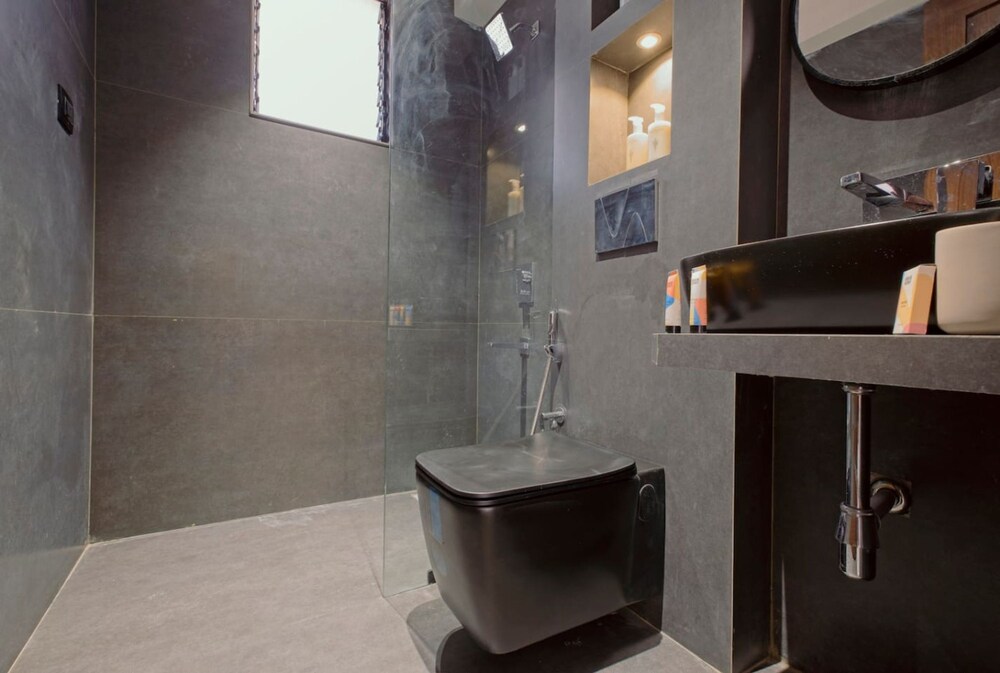 Modern 1BR With Pool 5min Drive to Candolim Beach