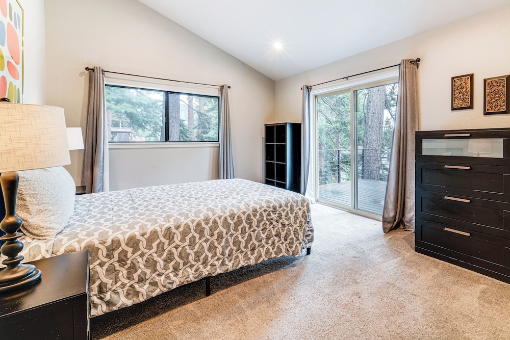 3 Mi to Diamond Peak: Mtn-view Home w/ Fireplace