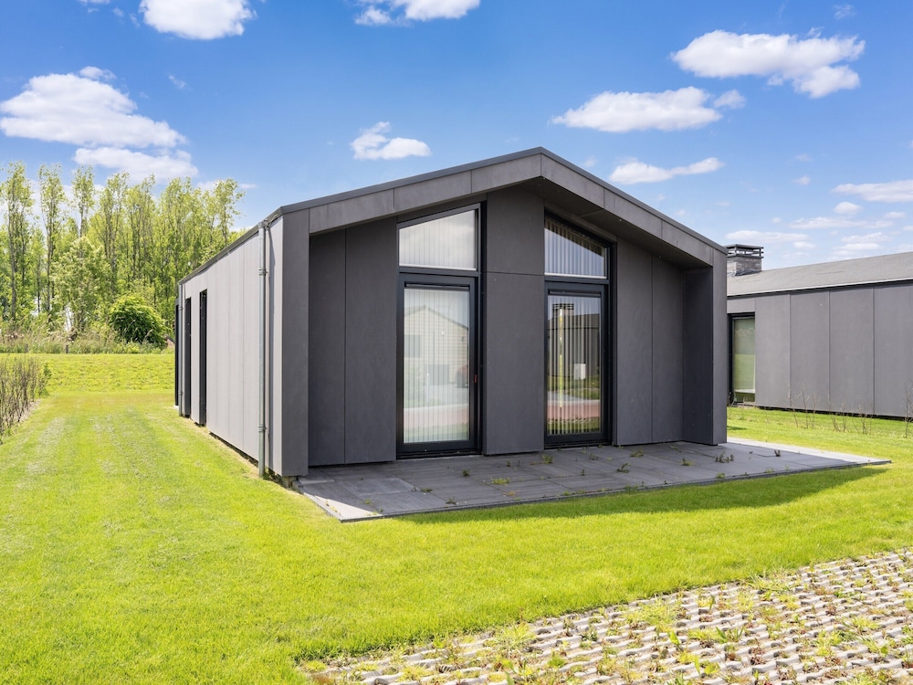 Modern Family Getaway in Oud Ade