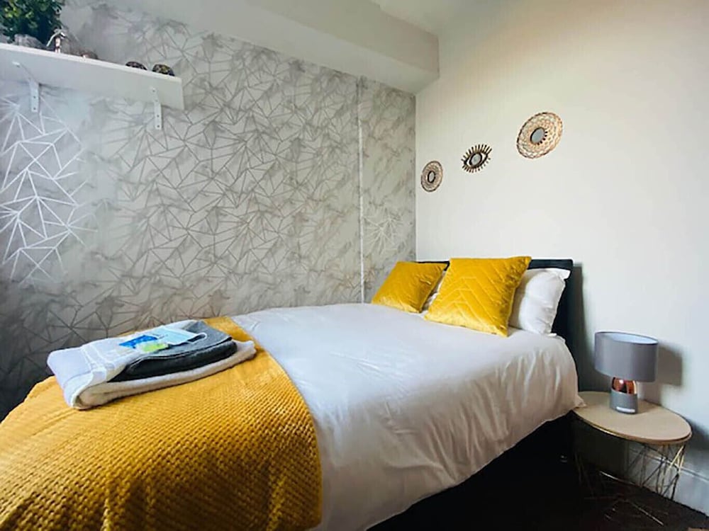 Townhouse @ 110 Etruria Vale Road Stoke view 4