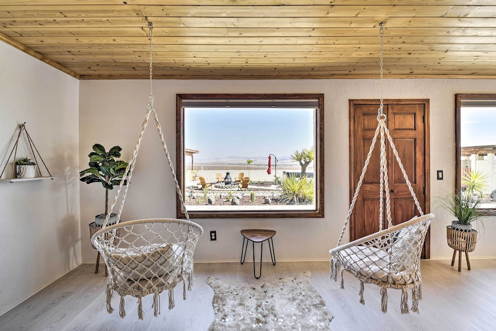 Chic Joshua Tree Pad w/ Mountain Views  Hot Tub - Property Image 2