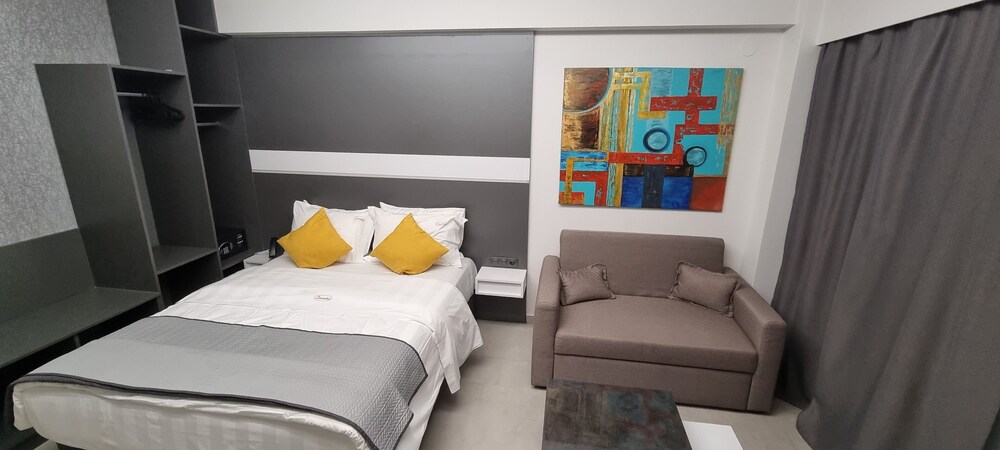 LUXSUITES