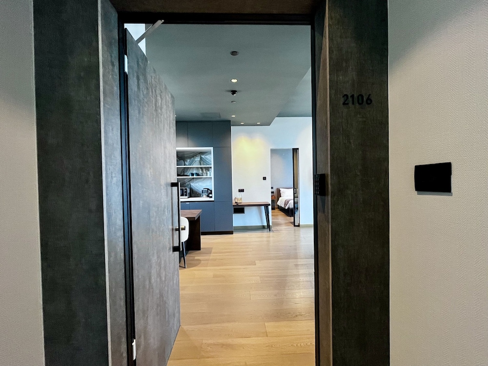 128 LIM - 2106 Stay Only Tower Suite